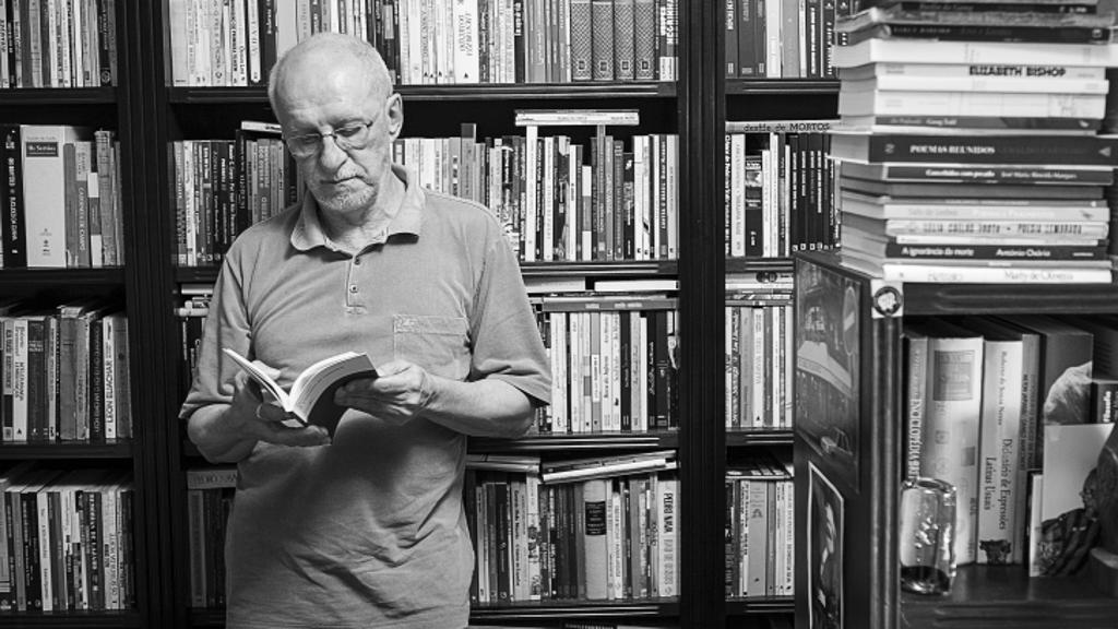 Venturelli no apartamento de 15 mil títulos, no Bacacheri: inventário de literatura gay ao alcance das mãos. | Alexandre Mazzo/Gazeta do Povo