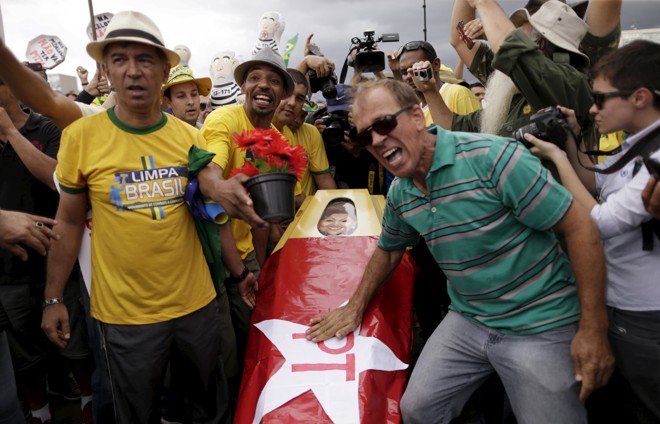 Na capital federal, os manifestantes fizeram um caixão com uma imagem da presidente Dilma Rousseff e a bandeira do PT o cobrindo. | Ueslei Maarcelino /Reuters