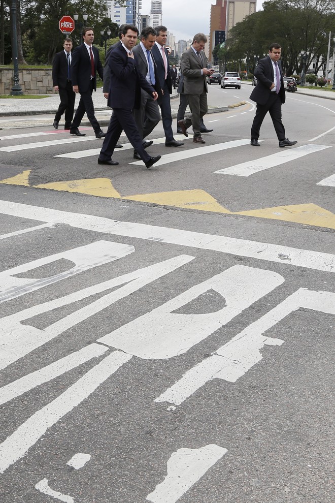 O governador do Paraná, Beto Richa (PSDB) esteve no gabinete da presidência da Assembleia Legislativa do Estado do Parana (ALEP) para entregar pessoalmente ao presidente da casa, deputado Ademar Traiano (PSDB), a proposta do Plano Plurianual 2016-2019, apelidado de Pacotaco. Na foto, Beto Richa e comitiva voltam a pé da ALEP para o Palácio Iguaçu. | Henry Milleo/Gazeta do Povo