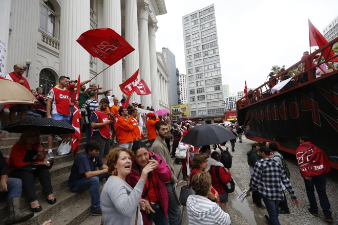 Bandeiras da CUT no protesto. | Felipe Rosa/TRIBUNA DO PARANA
