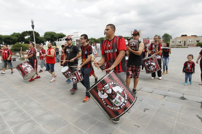 Bateria da Fanáticos animou a festa política. | Jonathan Campos/Gazeta do Povo
