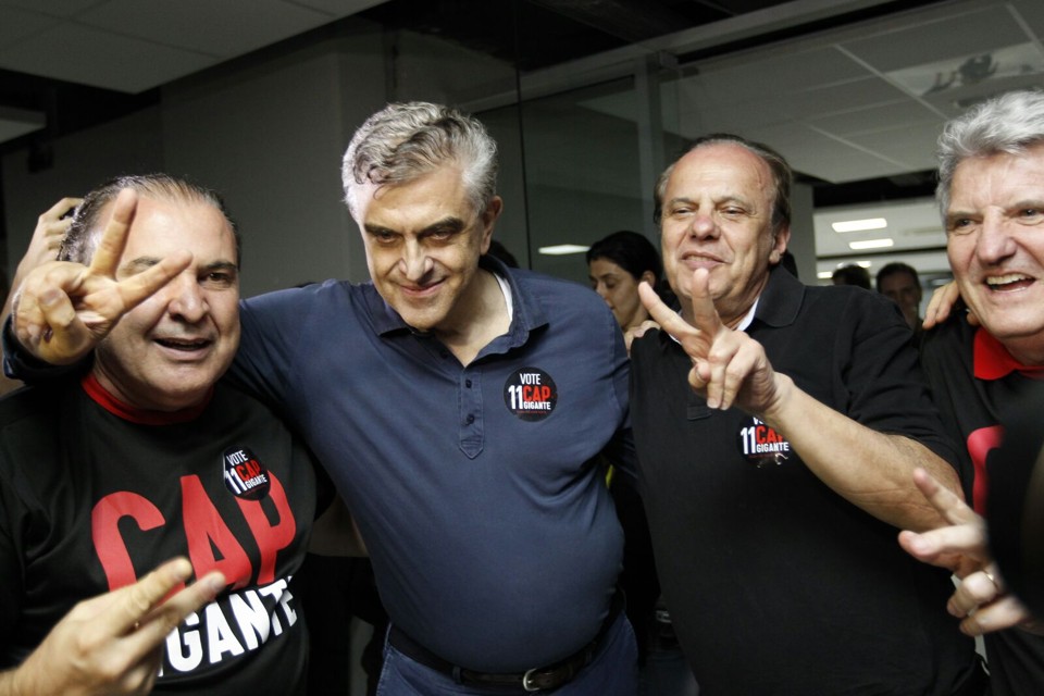 Sallim, à esquerda de Petraglia, faz o V da vitória. | /Jonathan Campos/Gazeta do Povo