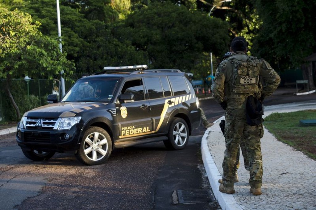 PF cumpre mandado de busca e apreensão na casa de Cunha