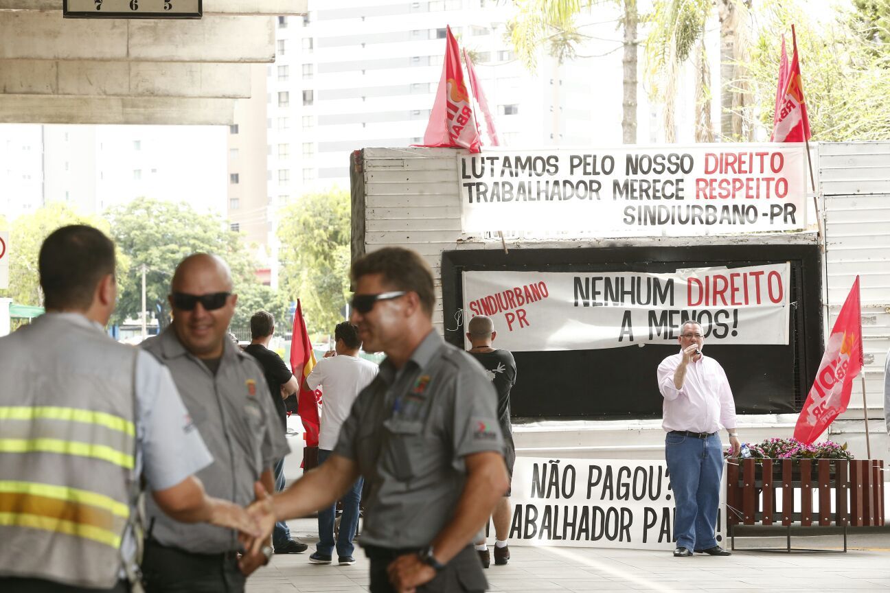 Sindiurbano organizou protesto na Urbs, contra a demora no pagamento de salários, nesta quarta-feira (23) | Huo Harada/Gazeta do Povo