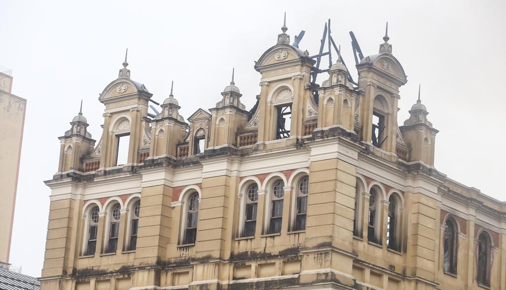 Os passageiros só poderão entrar na estação pela rua Mauá e pela entrada da Pinacoteca. A entrada principal, localizada em frente ao parque da Luz, permanecerá fechada por tempo indeterminado. | Gilberto Marques/A2IMG