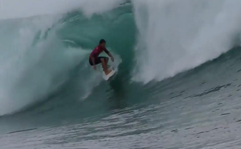 Gabriel Medina pega um tubo na primeira rodada rodada no Havaí e se classifica com autoridade. | Reprodução/