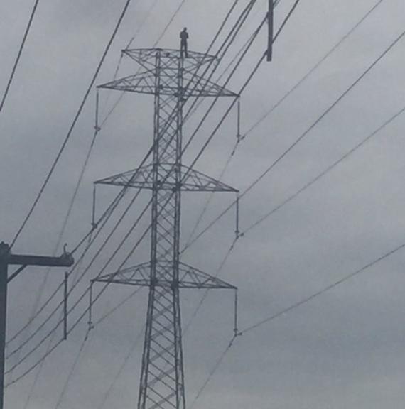 Homem tirou foto em torre da Av. Juscelino Kubitschek de Oliveira e saiu sem ferimentos | Plantão 190/Twitter/Plantão 190/Twitter/Reprodução