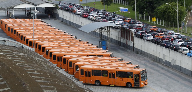 Greve do sistema de transporte coletivo em Curitiba deixou passageiros sem ônibus. Na foto, veículos parados na garagem da empresa Marechal. | Daniel Castellano/Gazeta do Povo