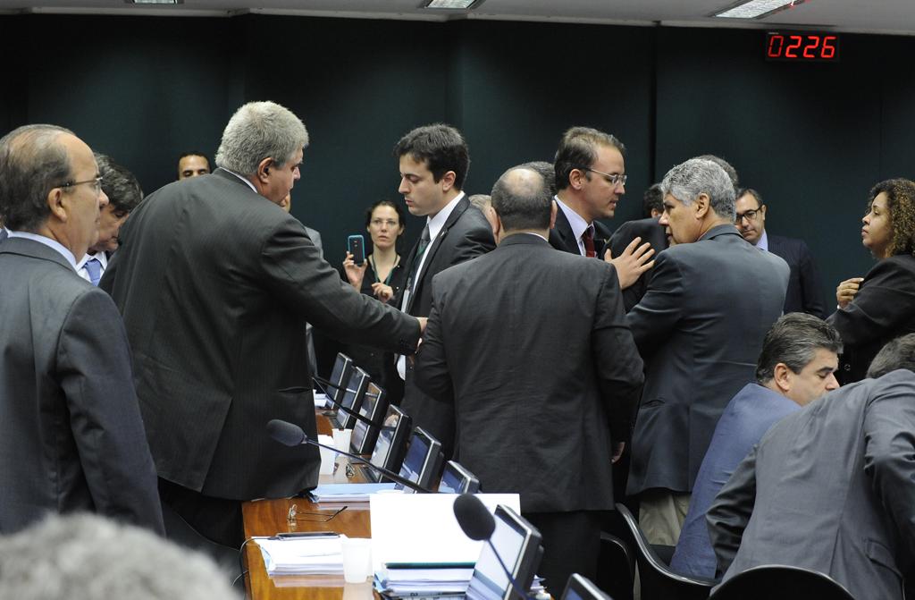 Zé Geraldo (PT) e Wellington Roberto (PR) trocam tapas e empurrões durante a sessão. | Luis Macedo / Câmara dos Deputados