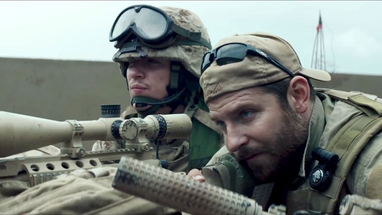 Bradley Cooper (à dir.) em cena de “Sniper Americano”. | Divulgação