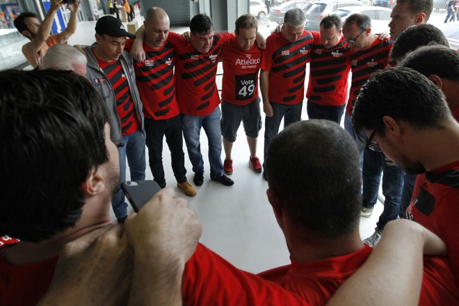 Oposição reza antes da apuração. | Jonathan Campos/Gazeta do Povo