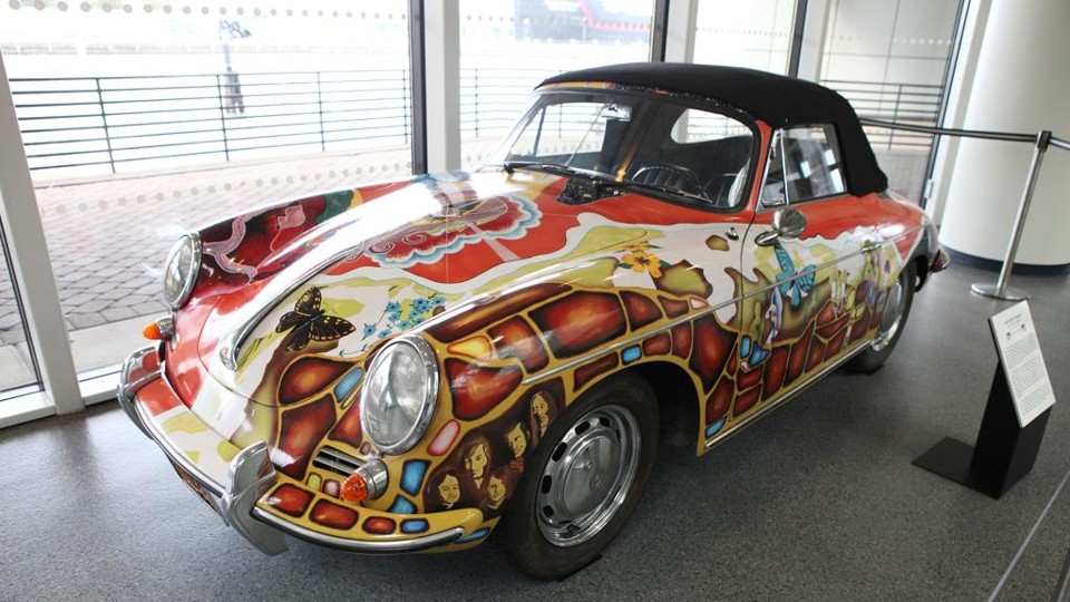 O famoso Porsche 356, exposto no Salão da Fama do Rock, em Cleveland, onde estava desde 1995. | Steven A. Miller/Wikimedia Commons