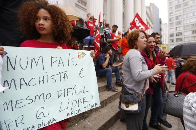Manifestantes pró-Dilma. | Felipe Rosa/TRIBUNA DO PARANA