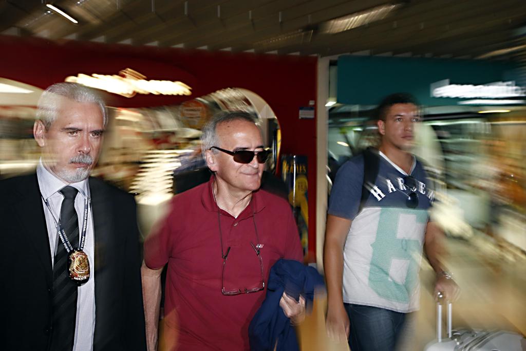 Cerveró no aeroporto em Curitiba. | Albari Rosa/Gazeta do Povo