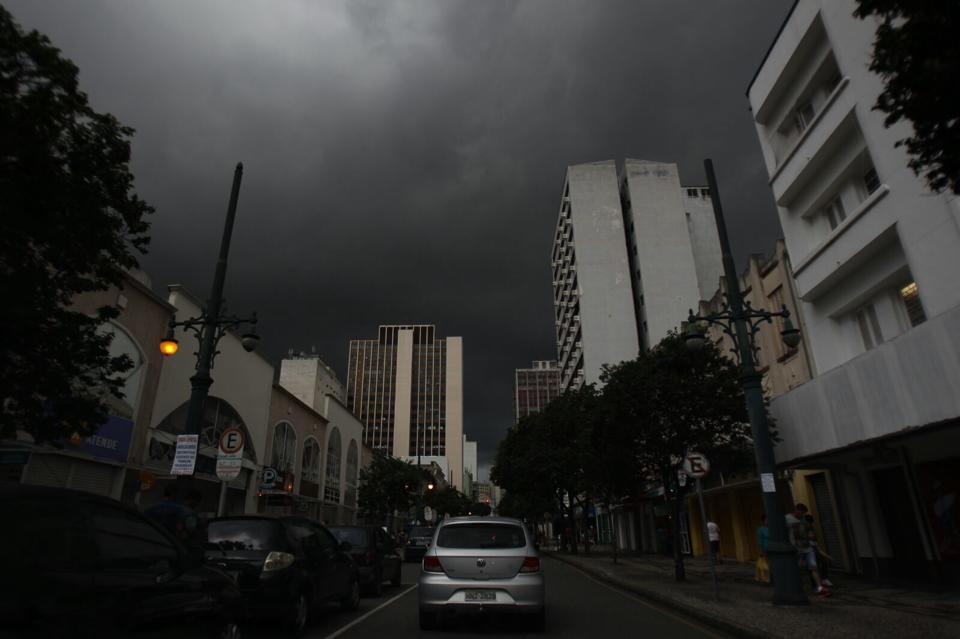O céu escureceu em Curitiba por volta de 16h40. | Daniel Castellano/Gazeta do Povo