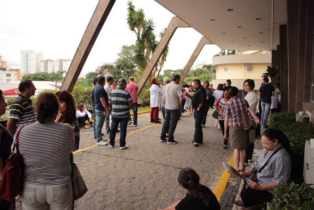 Trabalhadores se reuniram em frente ao hospital | Divulgação/Sinditest