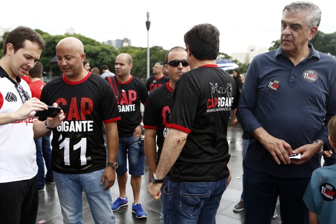 Alex Mineiro (à esquerda) fez boca de urna para a situação. | Marcelo Andrade/Gazeta do Povo