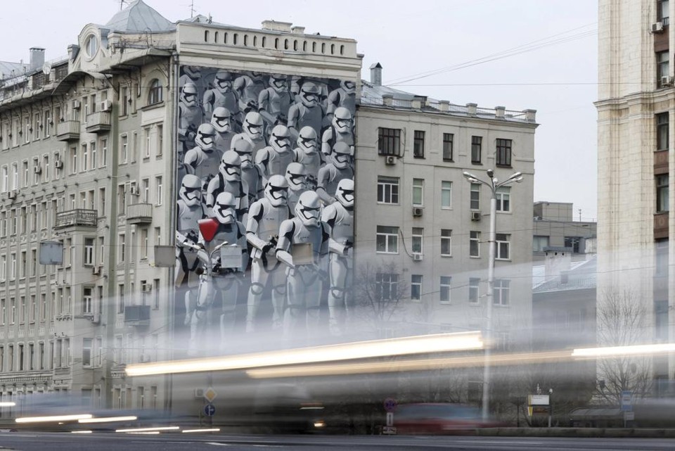 Prédio estampa mural com Stormtroopers em Moscou, na Rússia: saga “Star Wars” aproveita apelo global | MAXIM SHEMETOV/REUTERS