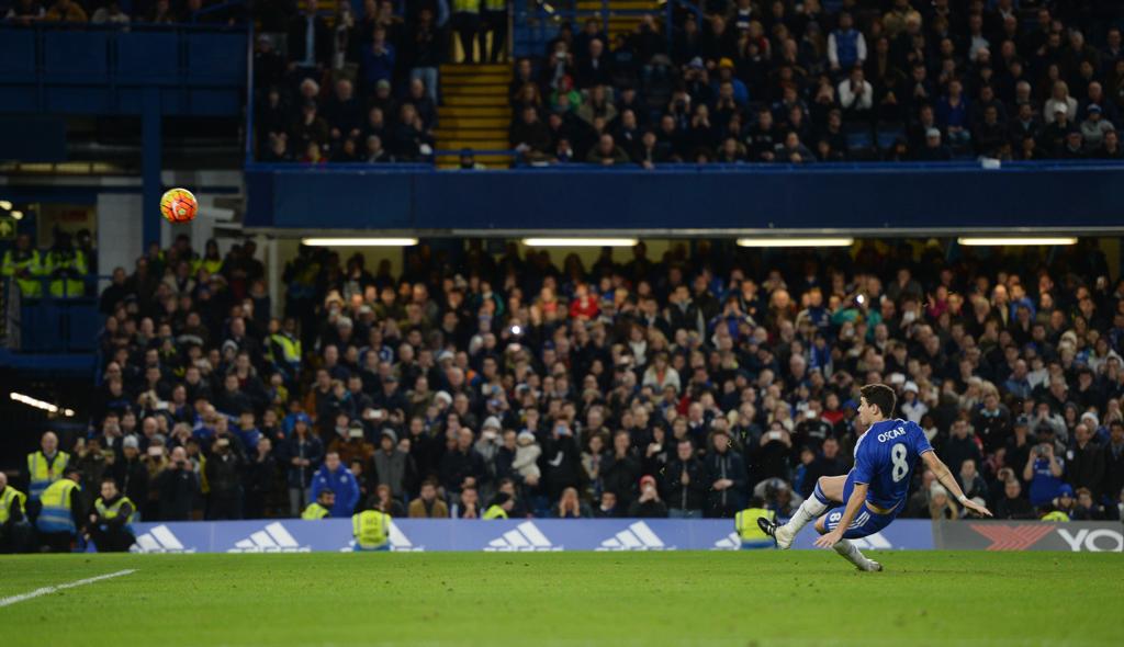Oscar escorregou e perdeu pênalti que poderia dar a vitória ao Chelsea. | Tony O'Brien/REUTERS