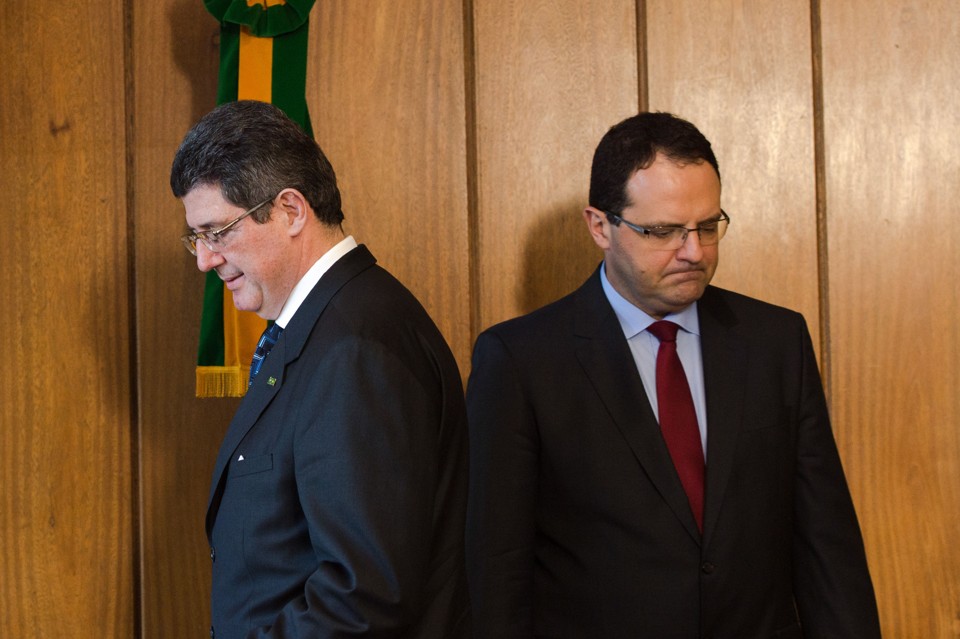 Joaquim Levy e Nelson Barbosa na cerimônia de transferência de cargo no Ministério da Fazenda. | Marcelo Camargo/Agência Brasil