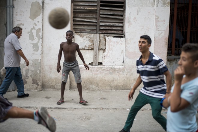 Gritos e gargalhadas típicas de uma pelada ecoam pelas ruas de Havana embaladas pela mania do futebol | Henry Milléo