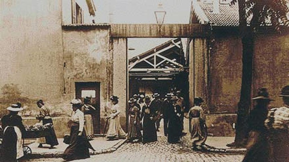 “A saída dos operários da Fábrica Lumière”, um dos primeiros filmes dos inventores do cinema | /Wikimedia Commons