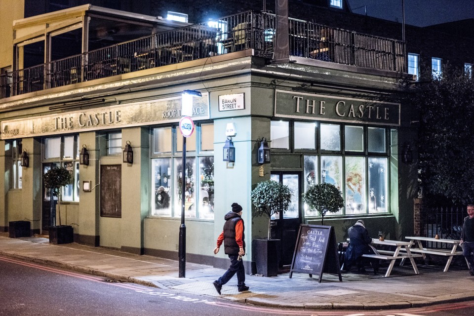 O The Castle, pub onde os idosos planejaram o assalto e começaram a dar as primeiras pistas que levaram a polícia a desvendar o crime. | Andrew Testa/NYT