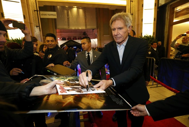 Harrison Ford dá autógrafo para os fãs. | MARIO ANZUONI/REUTERS