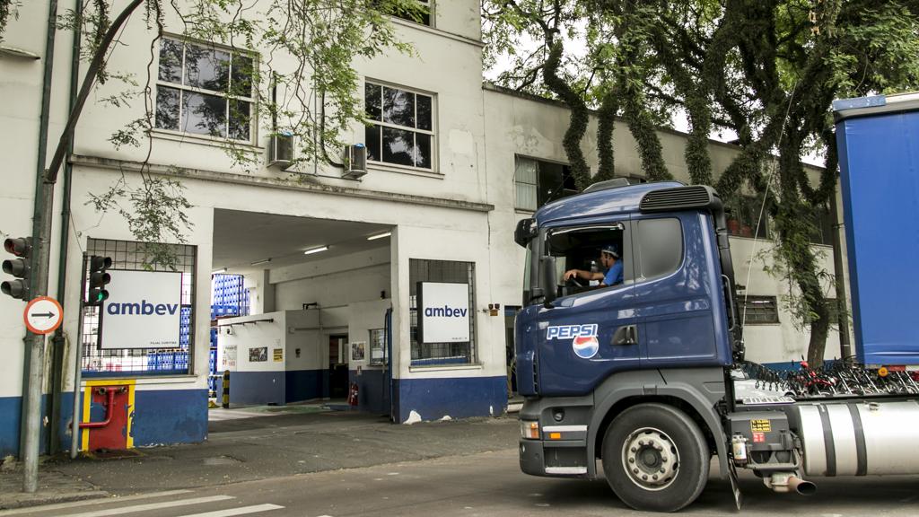 O centro de distribuição que funciona na antiga fábrica da empresa, em Curitiba, deve ser desativado em 2016. | Marcelo Andrade/Gazeta do Povo