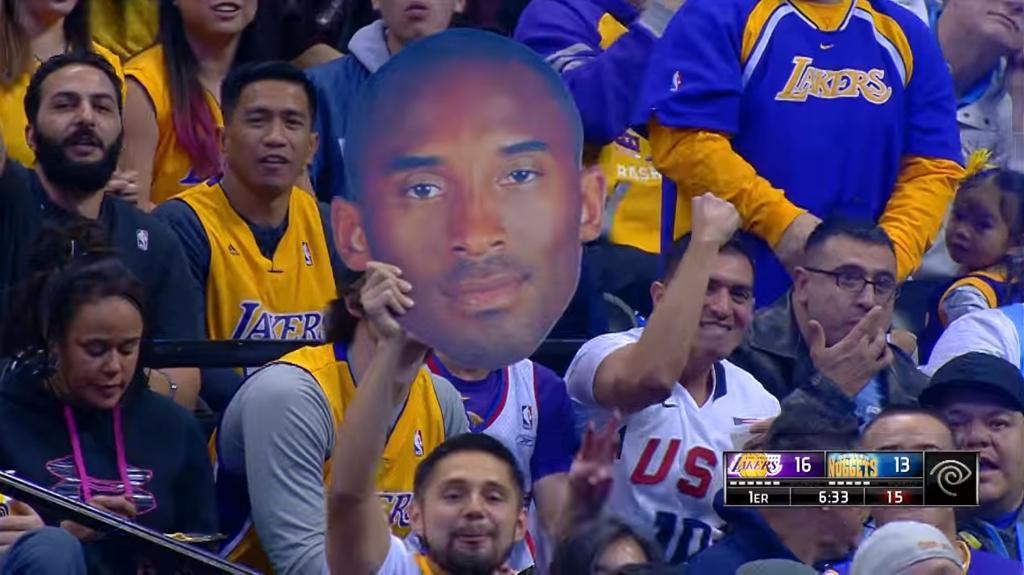 Torcedor do Lakers com imagem do rosto do astro Kobe Bryant no duelo com o Denver, fora de casa. | Reprodução/Youtube