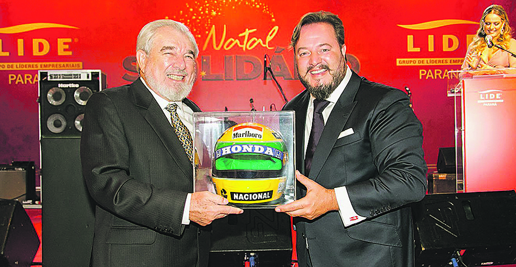 O empresário Carlos Antonio Gusso (à esq.), presidente do Grupo Risotolândia, arrematou por R$ 15 mil uma réplica do capacete de Ayrton Senna no leilão comandado por Fabrício de Macedo, presidente do LIDE Paraná, no jantar realizado nesta quarta-feira no Castelo do Batel.