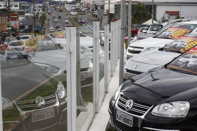 Santos cobra R$ 100 pela visita à concessionária ou a particular e se o cliente solicitar ele negocie um desconto. | Daniel Castellano/Gazeta do Povo
