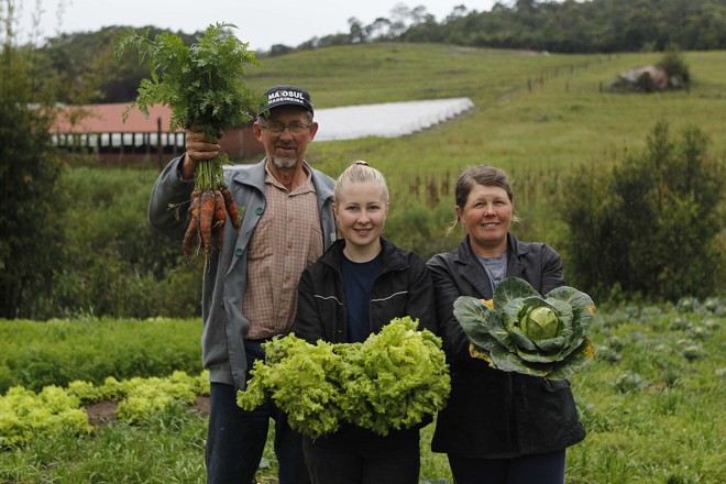 Podutor Ingomar Seefeldt com sua esposa Leni e filha Leticia mostram alguns produtos da agricultura familiar. | Jonathan Campos/Gazeta do Povo