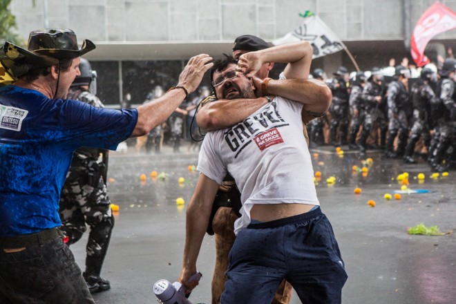 29 de abril: cena de violência policial contra os professores. O combate foi a marca do protesto. | Brunno Covello/Gazeta do Povo