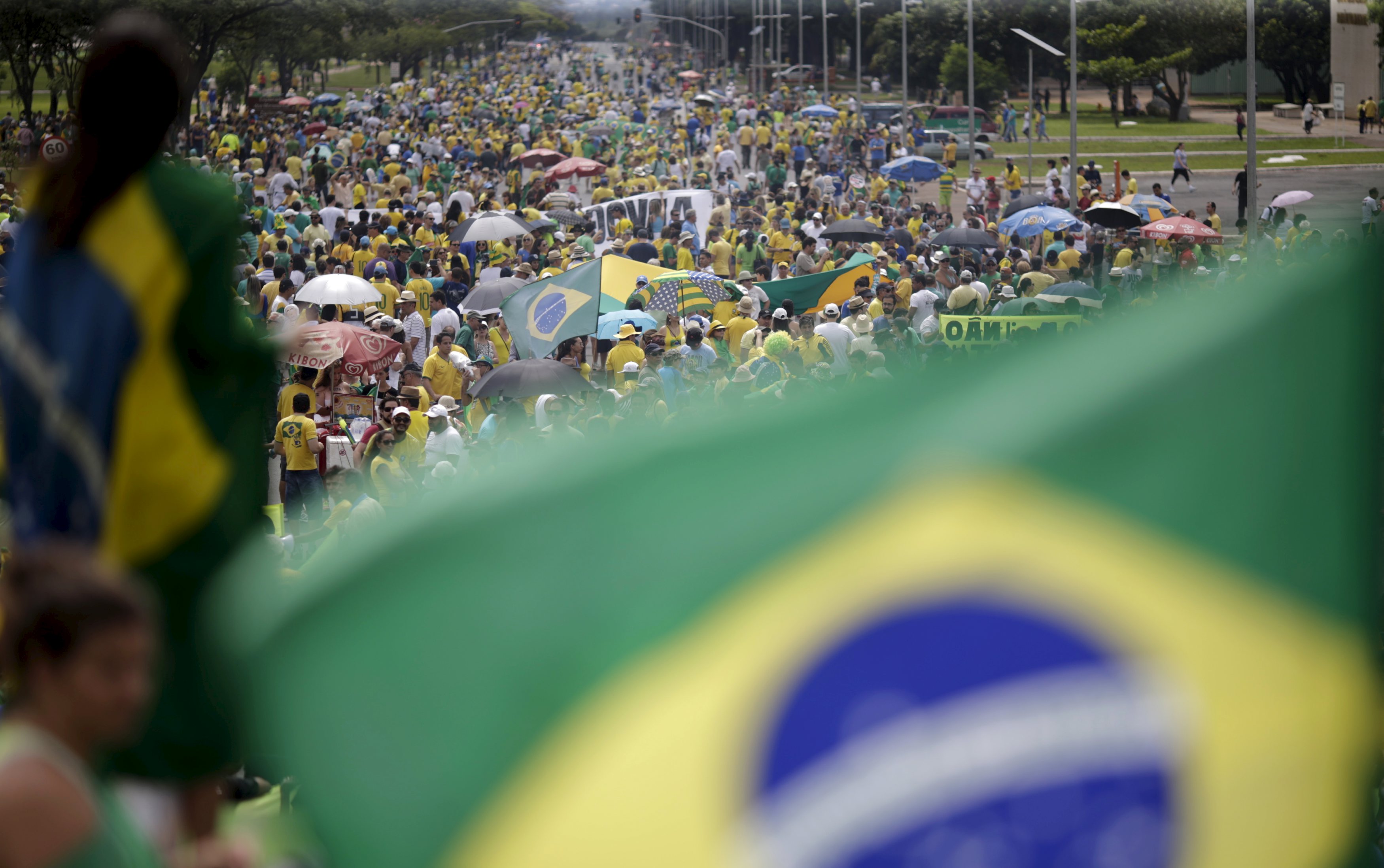 Manifestantes marcham em frente ao Congresso, em Brasília. | Ueslei Marcelino/Reuters