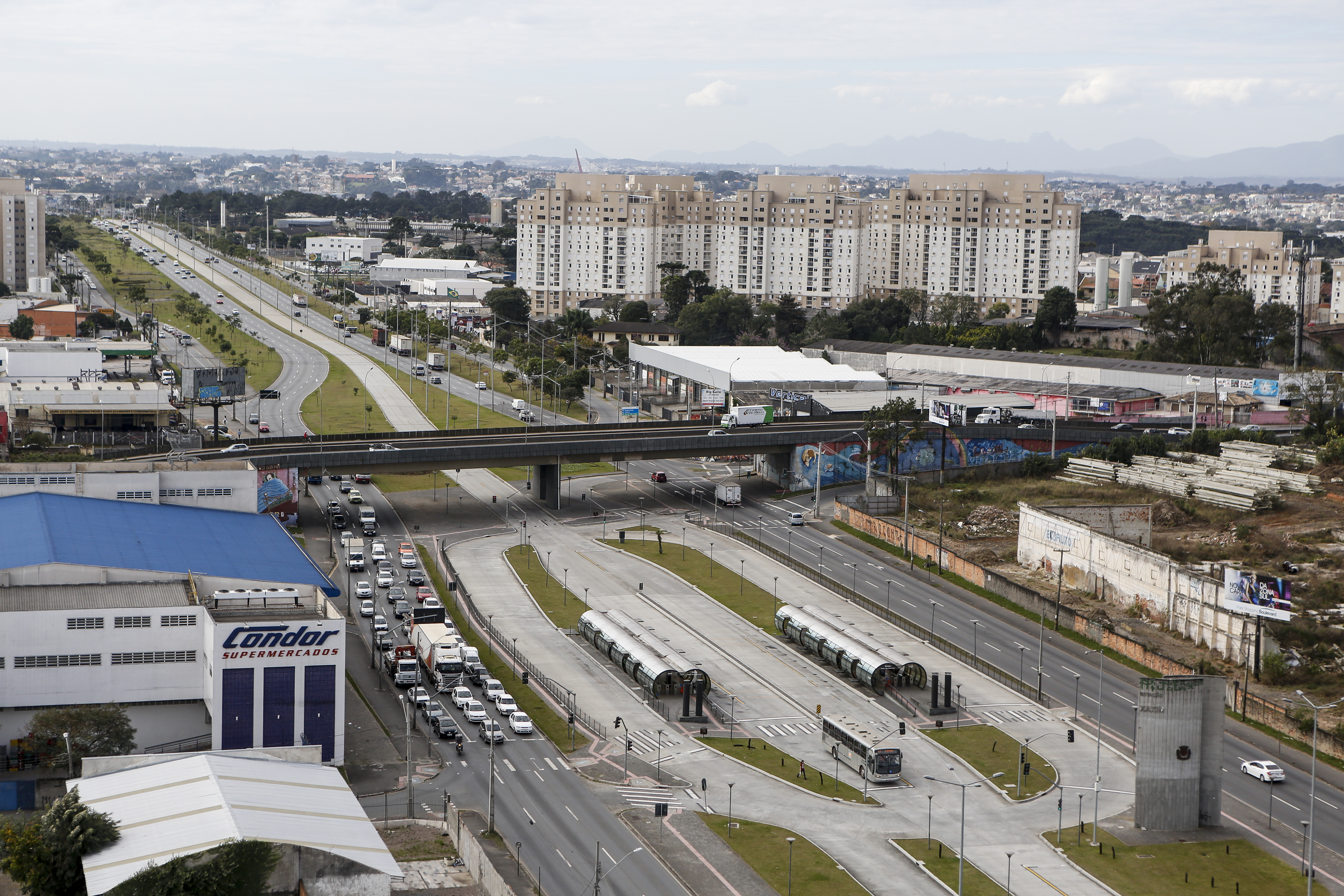 Mudanças no antigo trecho urbano da BR-116 ainda não transformaram a via na avenida tão almejada pelo Ippuc. | Henry Milleo/Gazeta do Povo