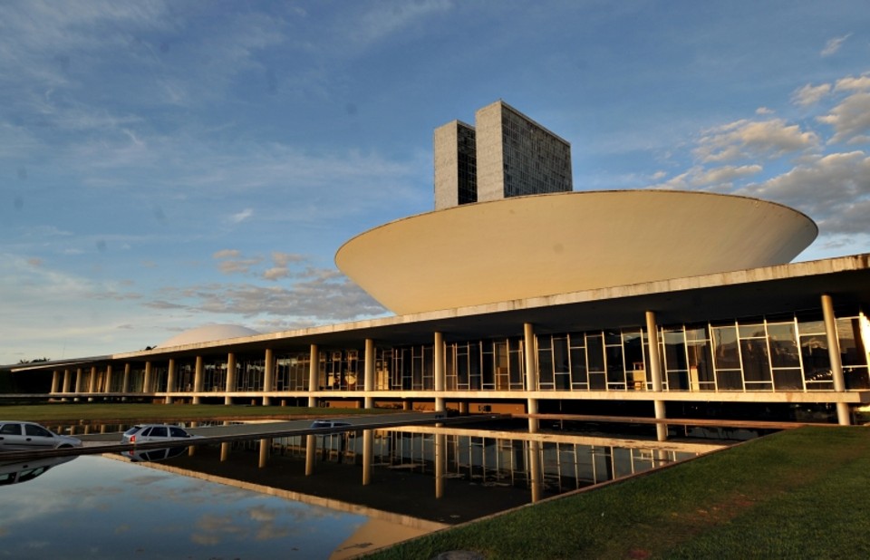 A Constituição Federal estabelece que a sessão legislativa não será interrompida sem a aprovação do projeto da LDO. | /