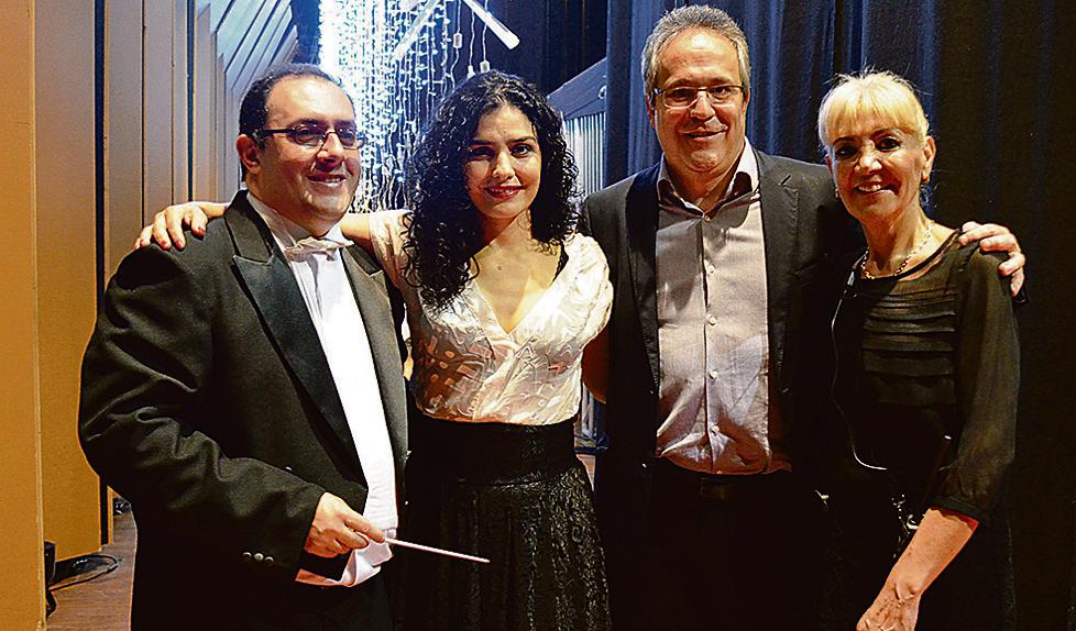 O maestro Alexandre Brasolim, a atriz Letícia Sabatella, o diretor da Escola de Comunicação e Negócios da UP, Rogério Mainardes, e Jô Braska Negrão, diretora-geral do espetáculo Natal de Kolody, apresentado quarta-feira e ontem no Teatro Positivo – Grande Auditório. | Bruna Zembuski