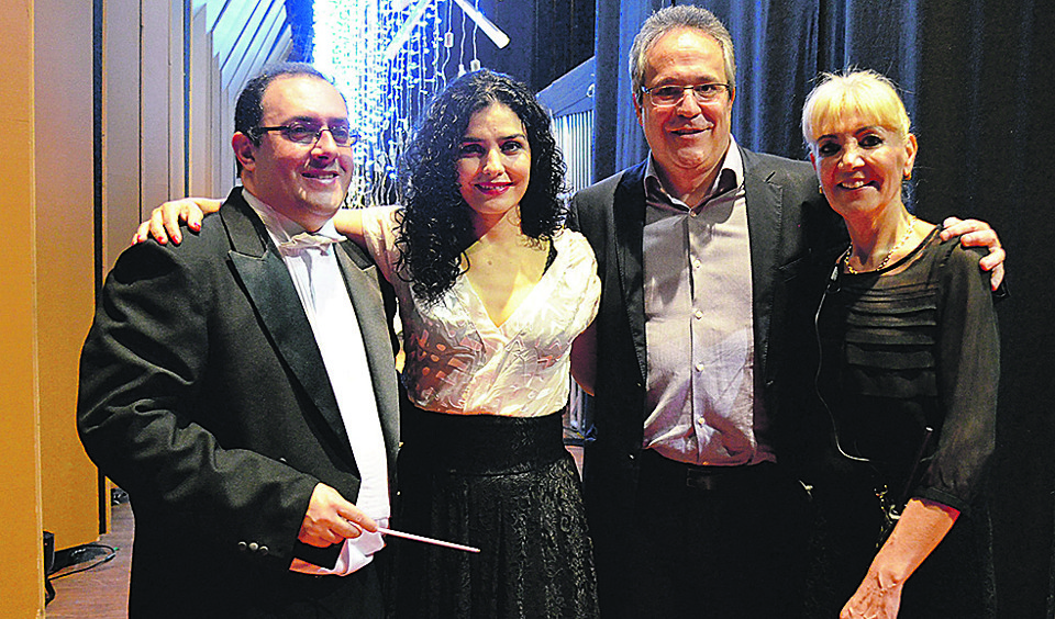 O maestro Alexandre Brasolim, a atriz Letícia Sabatella, o diretor da Escola de Comunicação e Negócios da UP, Rogério Mainardes, e Jô Braska Negrão, diretora-geral do espetáculo Natal de Kolody, apresentado quarta-feira e ontem no Teatro Positivo – Grande Auditório. | Bruna Zembuski