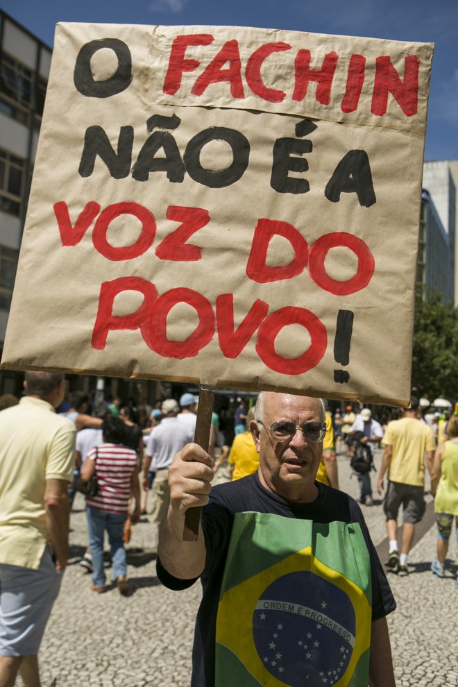 O protesto também fez críticas ao ministro do STF Luiz Edson Fachin, que nesta semana paralisou o andamento do processo de impeachment até a próxima quarta-feira, quando o plenário do STF irá julgar a constitucionalidade dos últimos atos do presidente da Câmara dos Deputados, Eduardo Cunha. | Marcelo Andrade/Gazeta do Povo