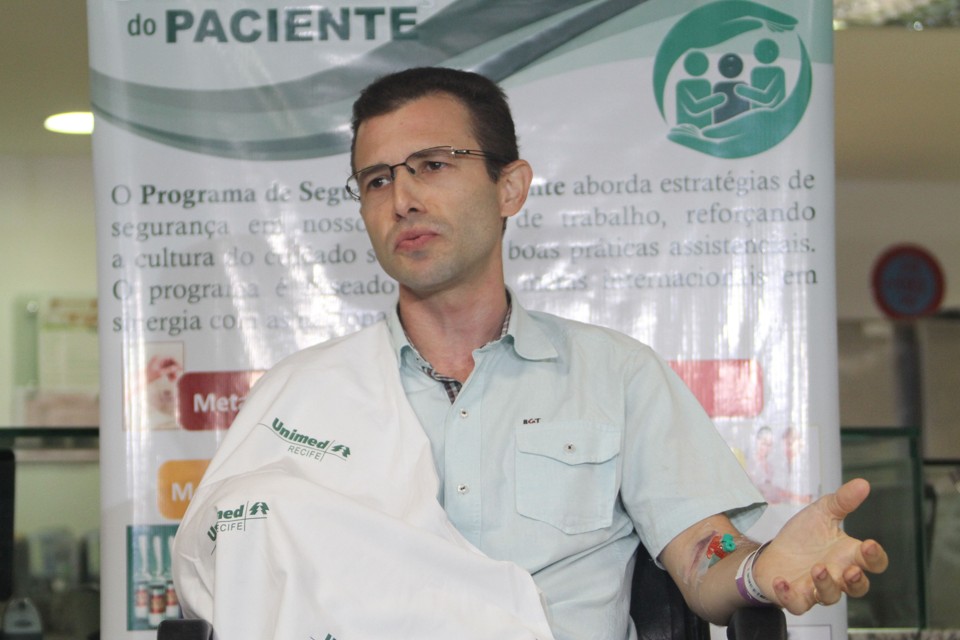 Márcio de Castro Palma perdeu o antebraço direito em ataque de tubarão em Fernando de Noronha | JC Imagem/Folhapress