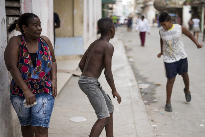 As ruas da periferia de Havana viram campos de futebol para garotos que descobriram agora a paixão pelo futebol | Henry Milléo
