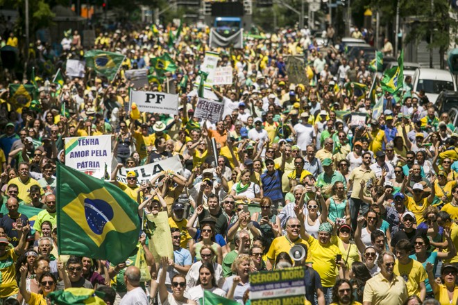 Manifestantes caminham pelo calçadão da Rua XV de Novembro. | Marcelo Andrade/Gazeta do Povo