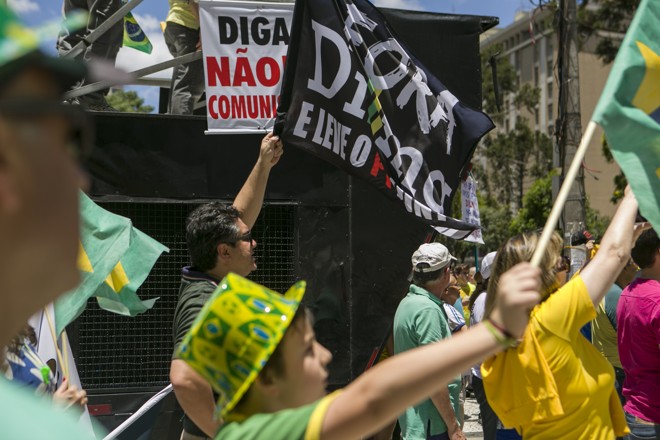 Manifestantes se concentraram na Praça Santos Andradre, em frente à Universidade Federal do Paraná, e caminharam pela XV de Novembro até a Boca Maldita. | Marcelo Andrade/Gazeta do Povo