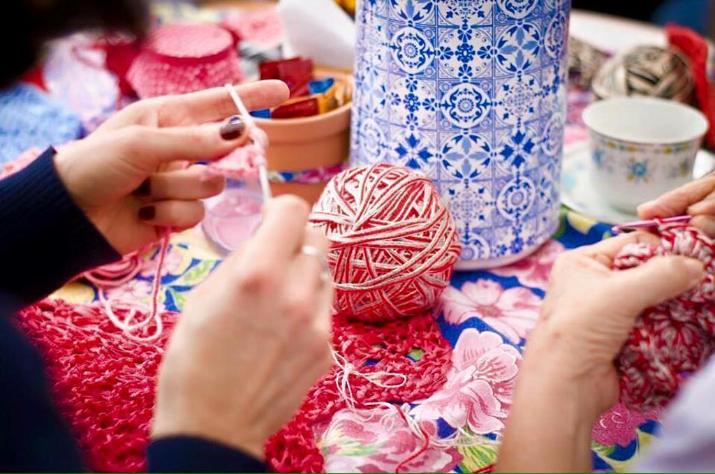 Uma vez por semana, 25 mulheres se reúnem para fazer as peças | Bel Cruz/Divulgação