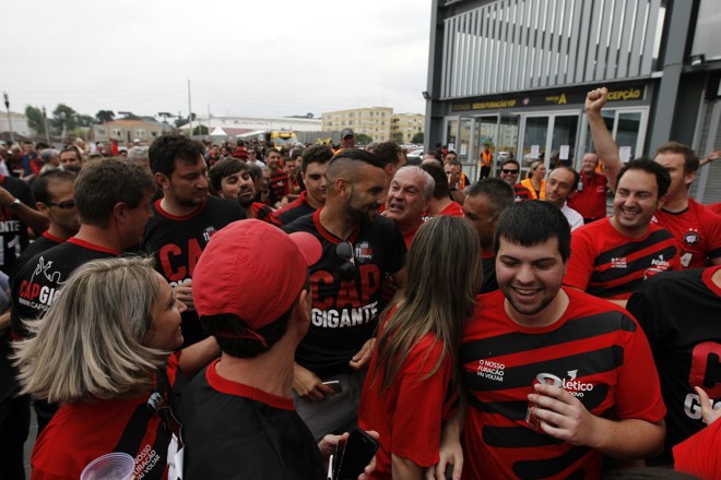 Weverton, cabo eleitoral da CapGigante é cercado por eleitores da Atlético de Novo. | Jonathan Campos/Gazeta do Povo