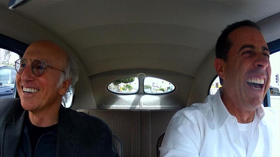 Larry David e Jerry Seinfeld, os criadores da série “Seinfeld”, em cena de “Comedians in Cars Getting Coffee”. | Divulgação