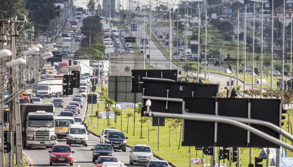 O Paraná conta com uma frota de 6,62 milhões de veículos e, destes, 4,38 milhões são tributados | Brunno Covello/Gazeta do Povo