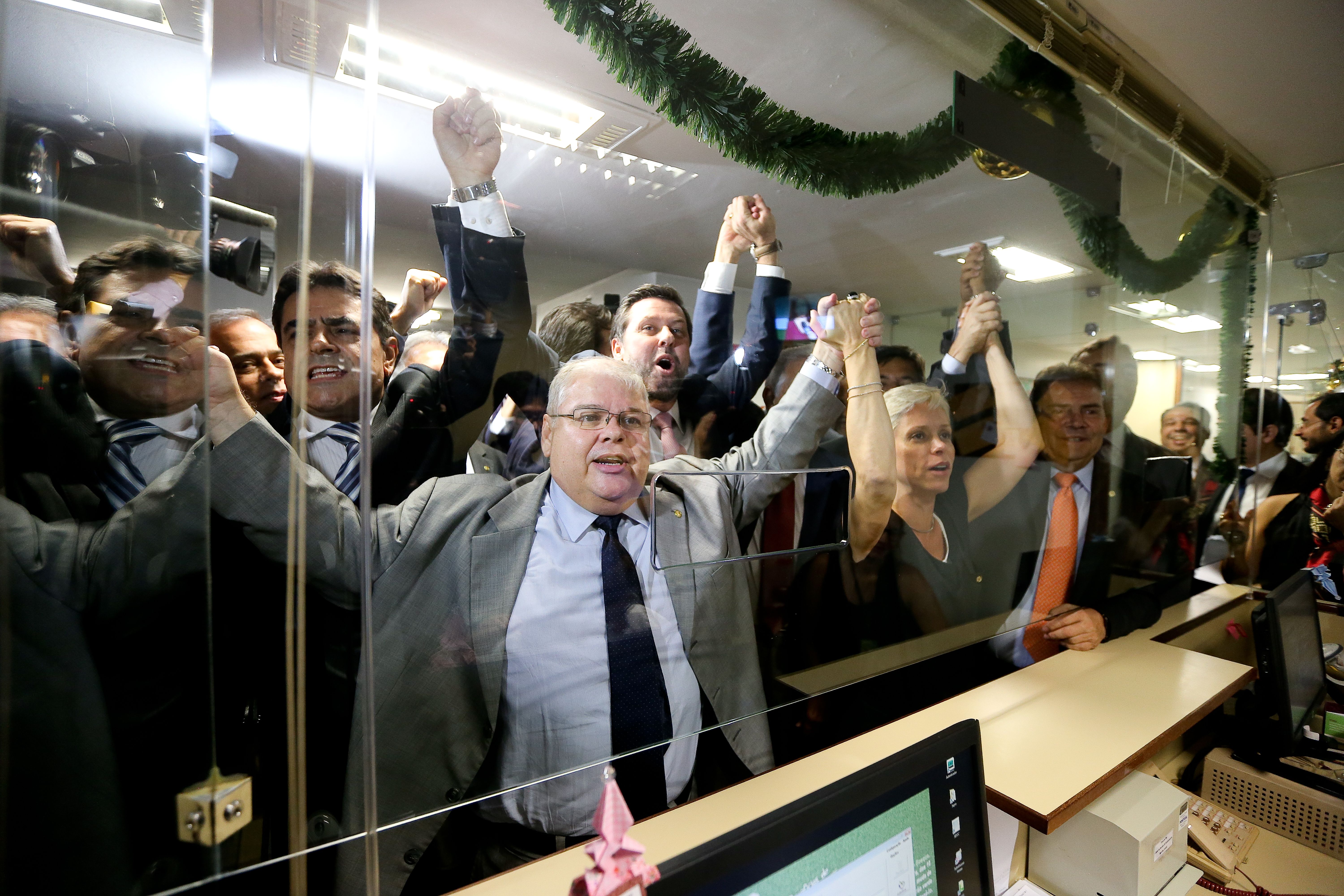 Deputados de oposição comemoram o “nascimento” de uma chapa alternativa para avaliar o impeachment. | Alan Marques/Folhapress