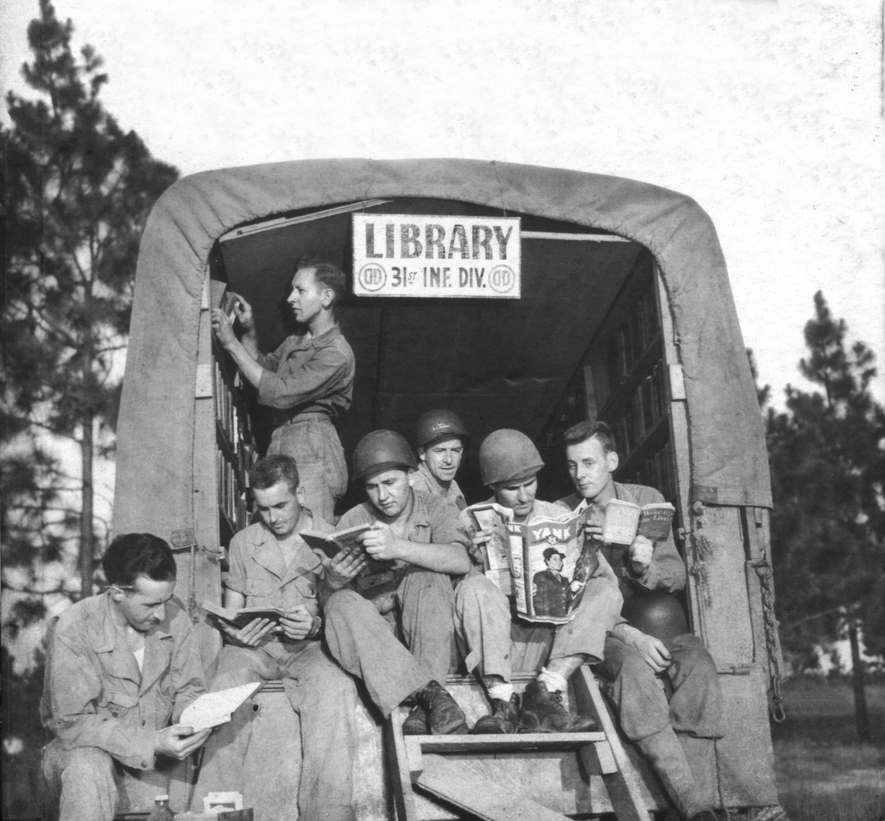 Soldados norte-americanos lendo em biblioteca móvel: entre 1942 e 1945, EUA responderam ao “bibliocausto” alemão com campanha que levou 10 milhões de livros a seus combatentes. | /
